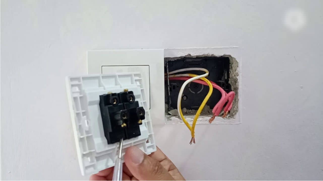 panduan tukar suis lampu rosak secara selamat di rumah